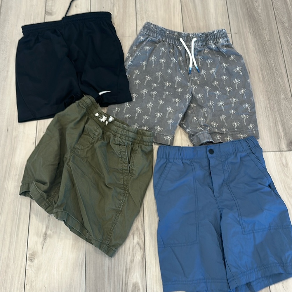 4 boys shorts size M —3 gap and 1 Nike